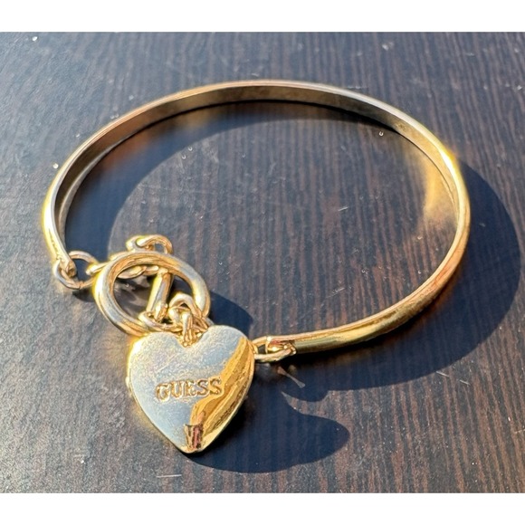 Guess Heart Bangle Gold Tone Bracelet 2.5 Inches Toggle Closure - Picture 1 of 5